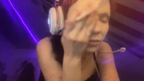 Snapshot of evettezirin chatting on 11.27.25 Sky online show from 11.27.25