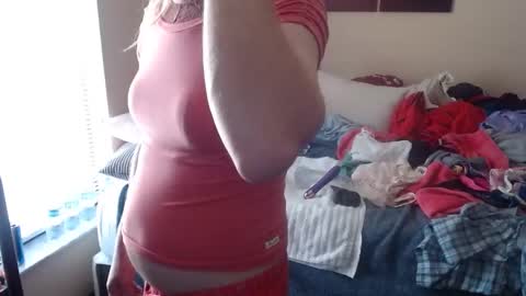 Snapshot of eyeswall0w chatting on 09.19.25 eyeswall0w online show from 09.19.25