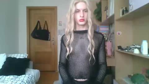 Snapshot of ezrafindom chatting on 02.24.26 Ranya online show from 02.24.26