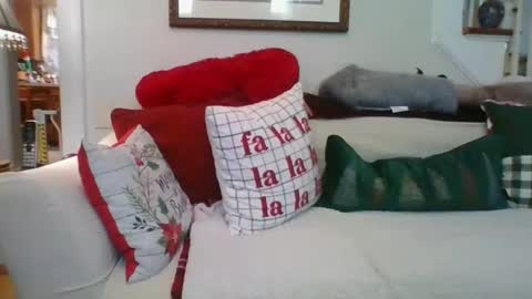 Snapshot of falconbator8 chatting on 12.25.24 falconbator8 online show from 12.25.24