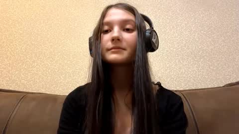 Aurora 18yo online show from 11.17.25