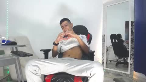 Snapshot of favel_gomez7 chatting on 12.25.24 Favel Gomez online show from 12.25.24