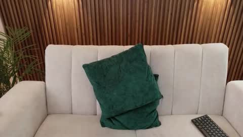 Feelena online show from 12.17.25