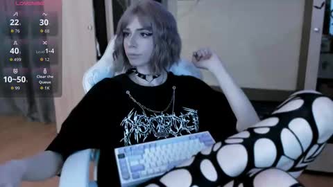 Snapshot of femalexa chatting on 10.05.25 Alexa online show from 10.05.25