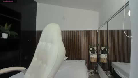 Snapshot of ffreyja_ chatting on 11.13.25 Freyja online show from 11.13.25