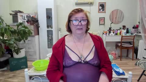 Snapshot of flowerlover8 chatting on 12.17.25 Flowerlower online show from 12.17.25