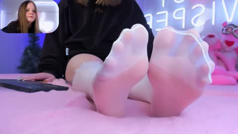 Snapshot of footfetish_baby chatting on 01.12.25 Molly online show from 01.12.25