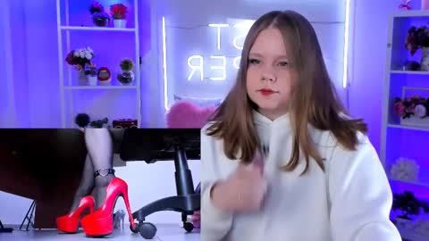 Snapshot of footfetish_baby chatting on 02.10.25 Molly online show from 02.10.25