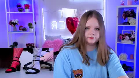 Snapshot of footfetish_baby chatting on 02.23.25 Molly online show from 02.23.25