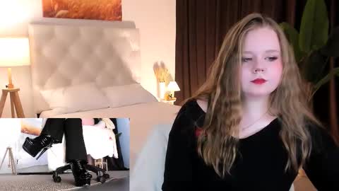 Snapshot of footfetish_baby chatting on 09.16.25 Molly online show from 09.16.25