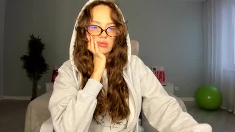 Snapshot of fox_beauty chatting on 09.15.25 Kira online show from 09.15.25