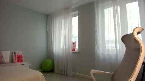 Snapshot of fox_beauty chatting on 09.16.25 Kira online show from 09.16.25