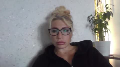 Snapshot of fox_red_lady7 chatting on 10.20.25 fox_red_lady7 online show from 10.20.25