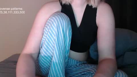 Snapshot of foxfrromearth chatting on 11.27.25 i am your baby Alien online show from 11.27.25