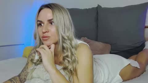 Snapshot of foxy_kimmi chatting on 11.22.25 Foxy Kimmi online show from 11.22.25