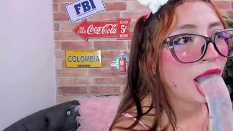 Snapshot of foxy_vilma chatting on 04.21.26 Miss Vilma online show from 04.21.26