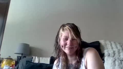 Snapshot of foxyfang chatting on 12.04.25 foxyfang online show from 12.04.25