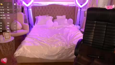 Snapshot of foxyshyyy chatting on 03.08.25 Inna online show from 03.08.25