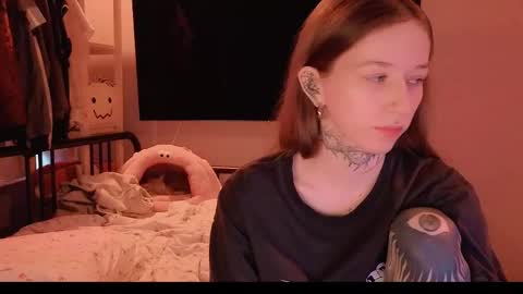 Snapshot of fran_bow chatting on 04.28.26 fran_bow online show from 04.28.26