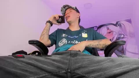 Snapshot of fran_boy_ chatting on 11.08.25 Fran online show from 11.08.25