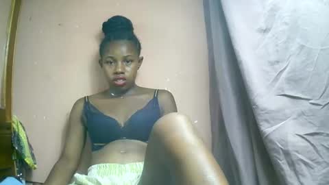 Snapshot of franciefrancie chatting on 03.04.25 francilla online show from 03.04.25