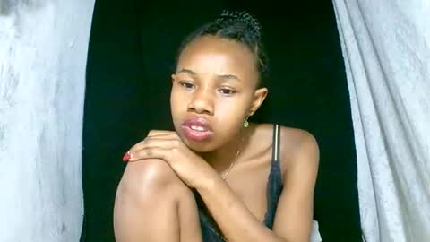 Snapshot of franciefrancie chatting on 09.20.25 francilla online show from 09.20.25