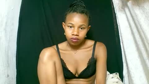 Snapshot of franciefrancie chatting on 09.26.25 francilla online show from 09.26.25