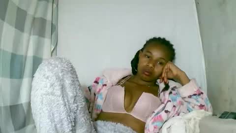 Snapshot of franciefrancie chatting on 10.07.25 francilla online show from 10.07.25