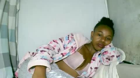 Snapshot of franciefrancie chatting on 10.08.25 francilla online show from 10.08.25