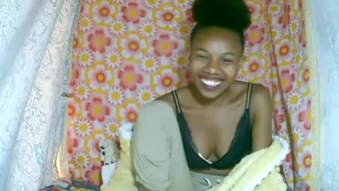 Snapshot of franciefrancie chatting on 10.18.25 francilla online show from 10.18.25