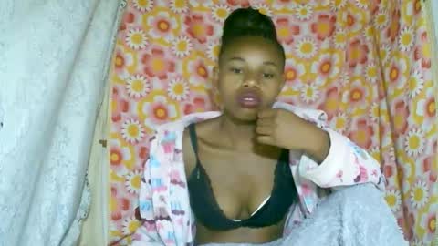 Snapshot of franciefrancie chatting on 10.21.25 francilla online show from 10.21.25