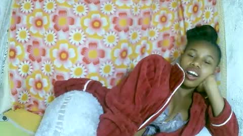 Snapshot of franciefrancie chatting on 10.25.25 francilla online show from 10.25.25