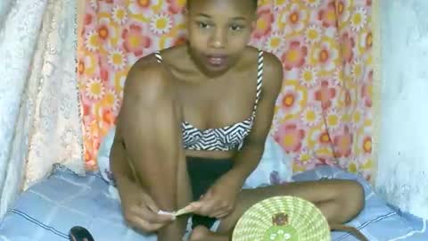 Snapshot of franciefrancie chatting on 11.11.25 francilla online show from 11.11.25