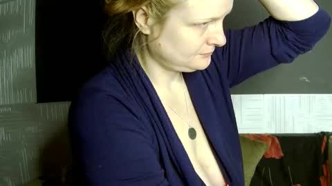 Snapshot of frauket chatting on 11.18.25 FrauKet online show from 11.18.25