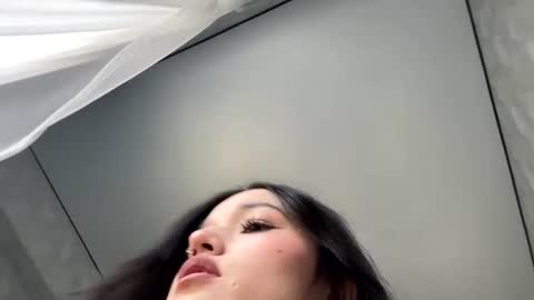 Mia online show from 06.12.26