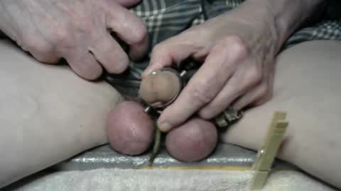 I am a total slave slut. I would like to have multiple owners to use me every day. online show from 12.08.24