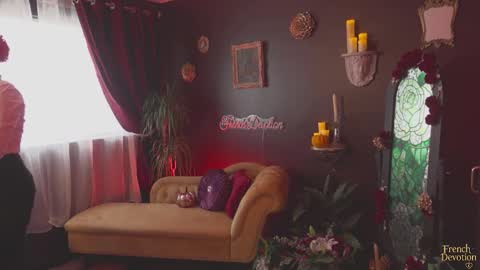 Snapshot of french_devotion chatting on 10.23.25 Louise or Lou 3 online show from 10.23.25