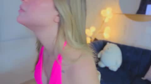 Snapshot of fresita_pink_ chatting on 03.11.26 fresita_pink_ online show from 03.11.26