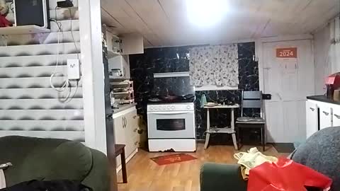 Frizzy girl online show from 12.04.24