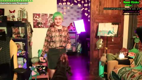 Snapshot of frogessjay chatting on 05.19.26 Jaywise Frogfoot online show from 05.19.26