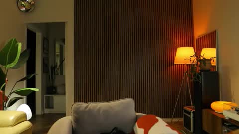 Snapshot of g_ia chatting on 09.15.25 G online show from 09.15.25