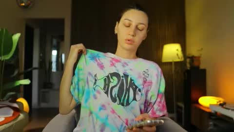 Snapshot of g_ia chatting on 09.25.25 G online show from 09.25.25