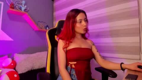 Snapshot of gabrielaa_castro chatting on 11.11.25 gabi online show from 11.11.25