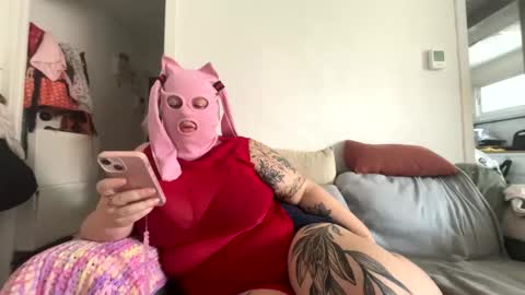 Snapshot of gapetrainee chatting on 10.19.25 gapetrainee online show from 10.19.25