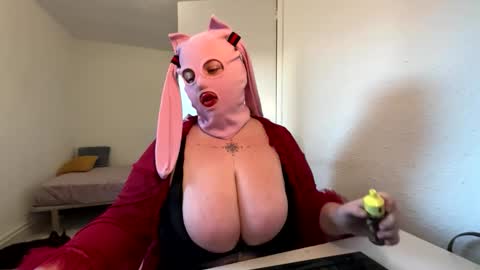 Snapshot of gapetrainee chatting on 11.21.25 gapetrainee online show from 11.21.25