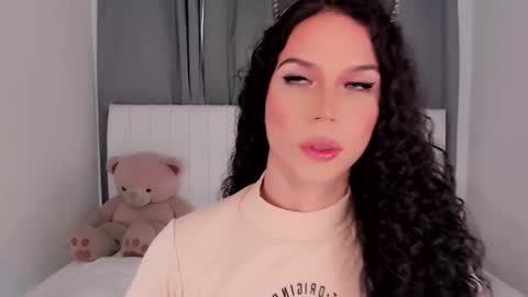 Snapshot of gatitavenecis1 chatting on 11.08.25 Vnecis Marn online show from 11.08.25