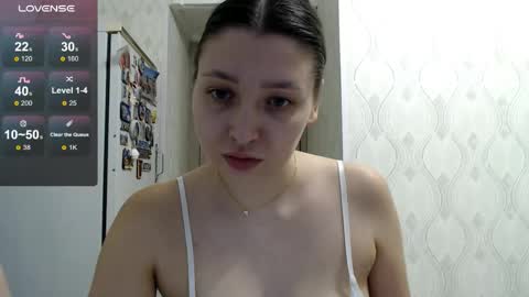 Snapshot of genev__ievee chatting on 05.27.26 genev__ievee online show from 05.27.26