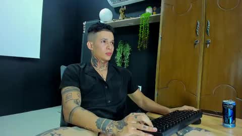 independent model online show from 02.14.25