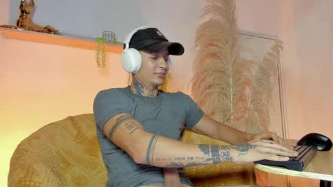 independent model online show from 09.16.25