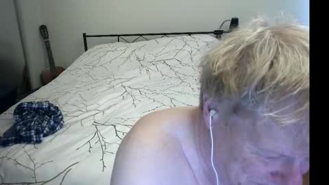 Snapshot of gethyn chatting on 09.15.25 Gethyn online show from 09.15.25